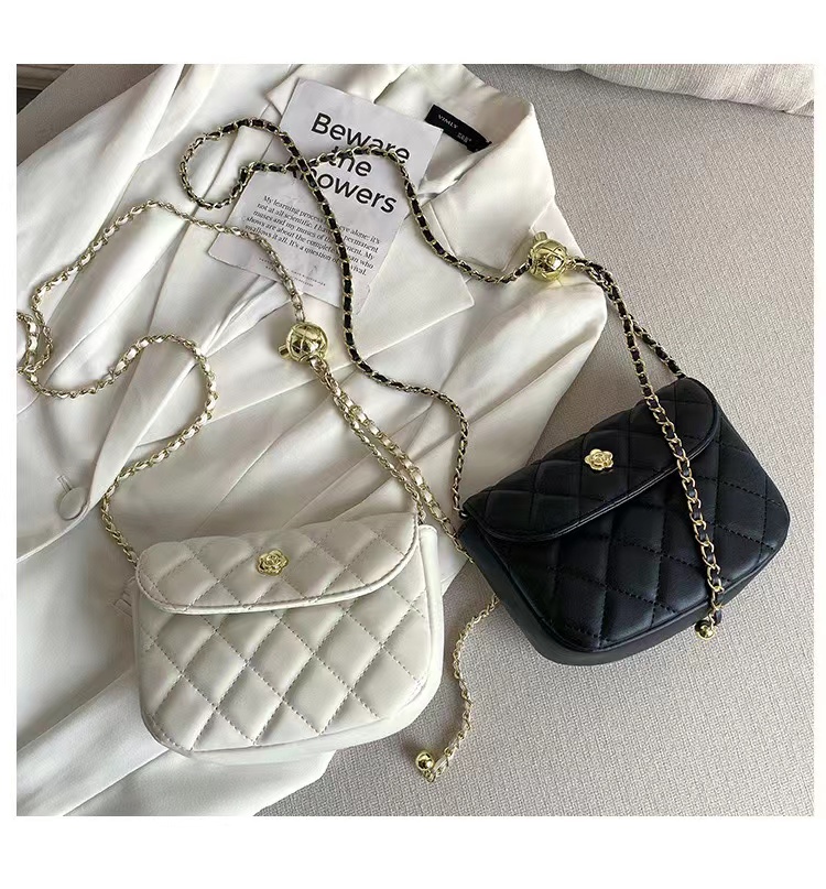 優雅時尚‧經典菱格繡線高級牛皮精緻質感金色花朵配飾小香風鏈條金球單肩小方包